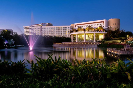 escenario flotante con fuente ornamental para hoteles y resorts