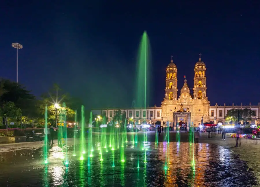 Fuente musical con luces y chorros sincronizados